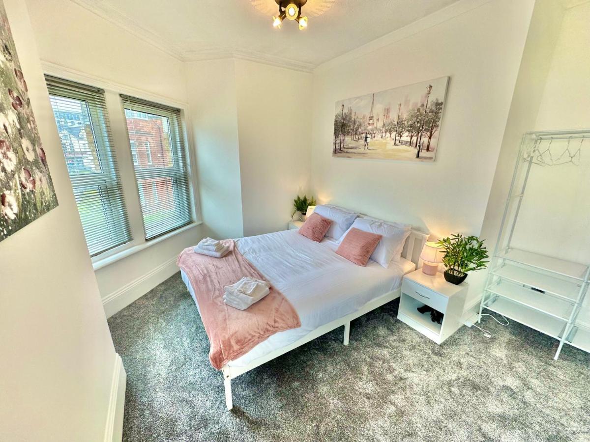 Chic Apartment In Central Bournemouth With Parking Eksteriør billede