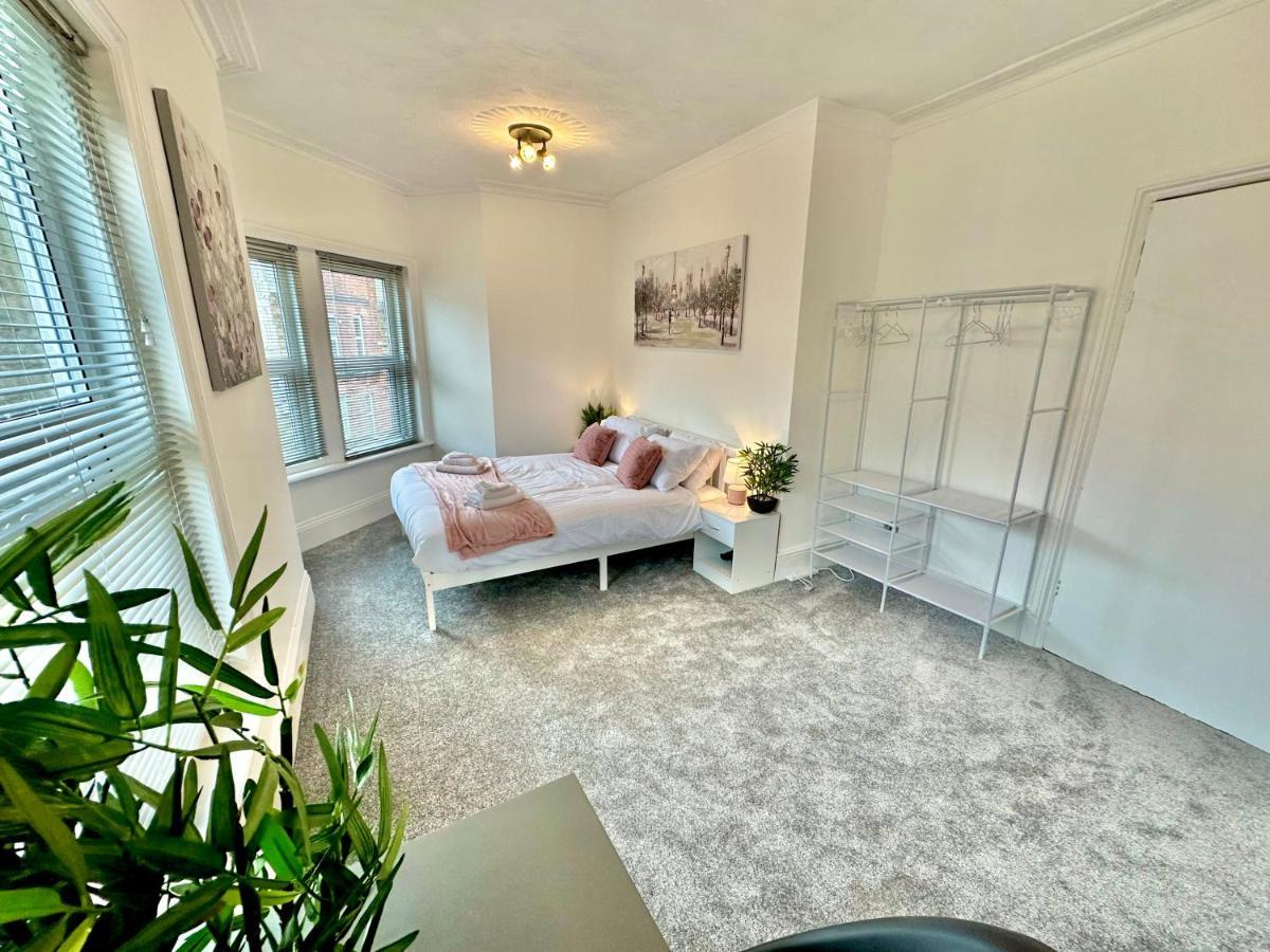 Chic Apartment In Central Bournemouth With Parking Eksteriør billede