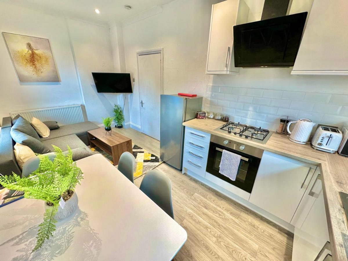 Chic Apartment In Central Bournemouth With Parking Eksteriør billede